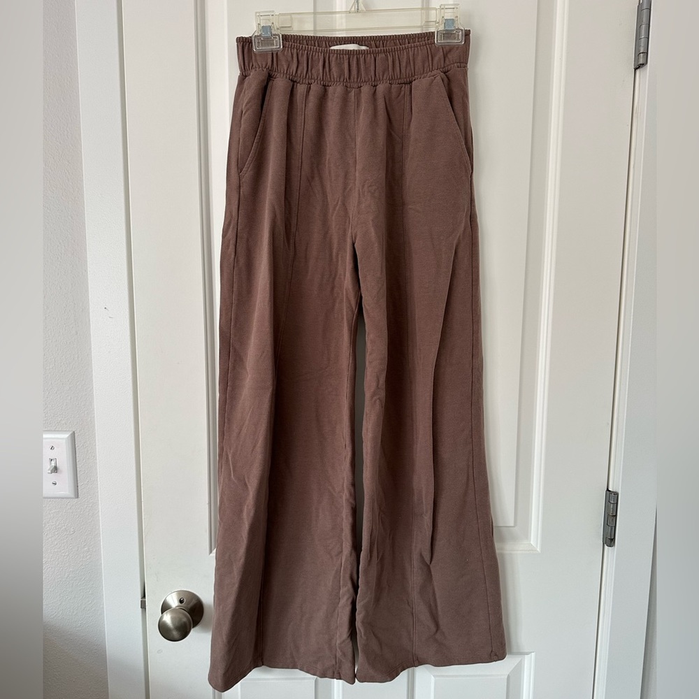 Abercrombie and Fitch Soft A&F wide leg, high rise sweat pants with pockets